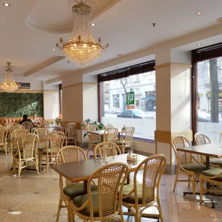 Crystal Plaza Hotel Отели рядом с достопримечательностью «Площадь Стуреплан»