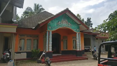 Pringsewu Craft Homestay - Hostel Отели в г. Imogiri