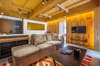 Floral Lux Hotel·Dagu glacier gaer Manor Hotel