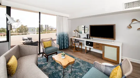 Renaissance Newport Beach Hotel Отели рядом с Аэропорт Джона Вэйна