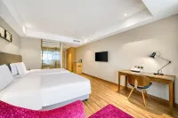 HuaYi Eastern Hotel (Shanghai Hongkou North Sichuan Road) Hotel in zona CPC Jiangsu Provincial Committee Former Site (West Gate)