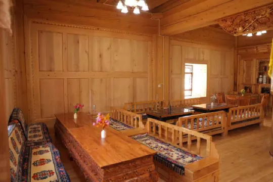 Renqing Cimu Mei Court