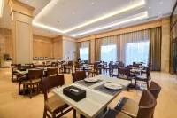 Vienna International Hotel 5.0 Versions  Shaoguan Qujiang Nanhua Temple Zhang Jiuling Park  Branch - موقف سيارات