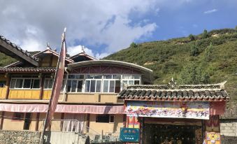 Songpan Linyun Mountain Residence