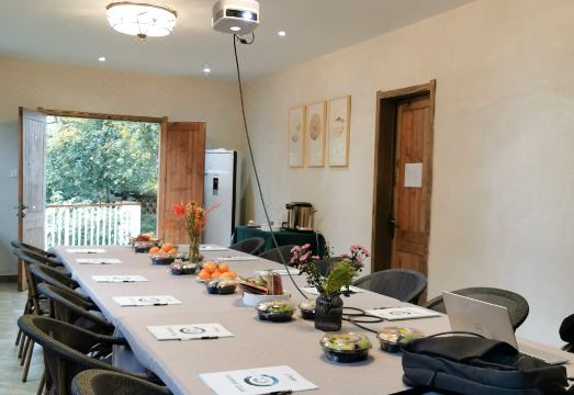 룽징 신칭 인의 아늑한 실내 휴게 공간