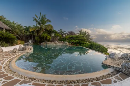 Msambweni Beach House and Private Villas Отели в г. Мсамбуэни