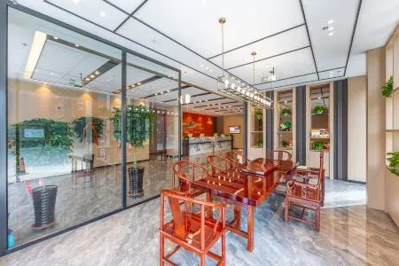 Yicheng Hotel (Xining Chengbei Wuyue Plaza Qinghai Vocational and Technical University Branch) Отели рядом с достопримечательностью «Xining Botanical Garden»