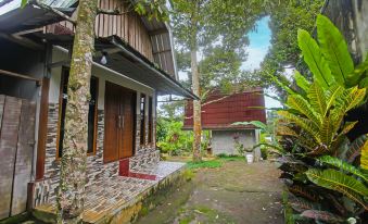 SPOT ON 92462 Awenk Homestay