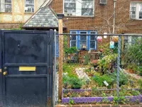 Explore New York from Jackson Heights Hotel di 