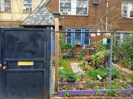 Explore New York from Jackson Heights Отели рядом с достопримечательностью «Free Synagogue of Flushing»