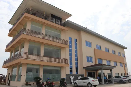 Galaxy Garden Resort Отели рядом с достопримечательностью «Chitwan MidTown (CMT) Resort»