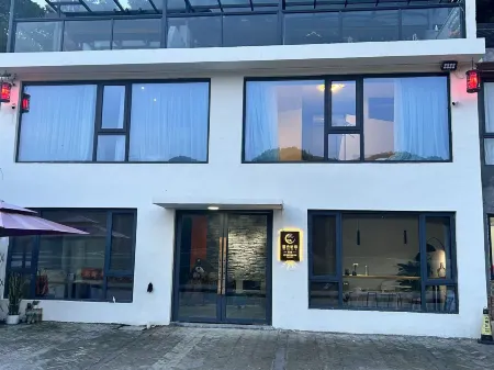 Painting Boat Listening to the Rain B&B Отели в г. Юньхэ