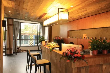 Waterfront Homestay (Shop in the Shuanglin Grass Linen Cultural Tourism Scenic Area, Fenyi) Отели в г. Фэньи