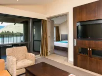 Copthorne Hotel And Resort Queenstown Lakefront Hotel berhampiran Patung Moa