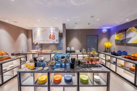 Homeinn Selected Hotel (Shanghai Tongji Hospital Xincun Road Subway Station) Отели рядом с достопримечательностью «Shanghai University of Engineering Science (Xincun Road)»