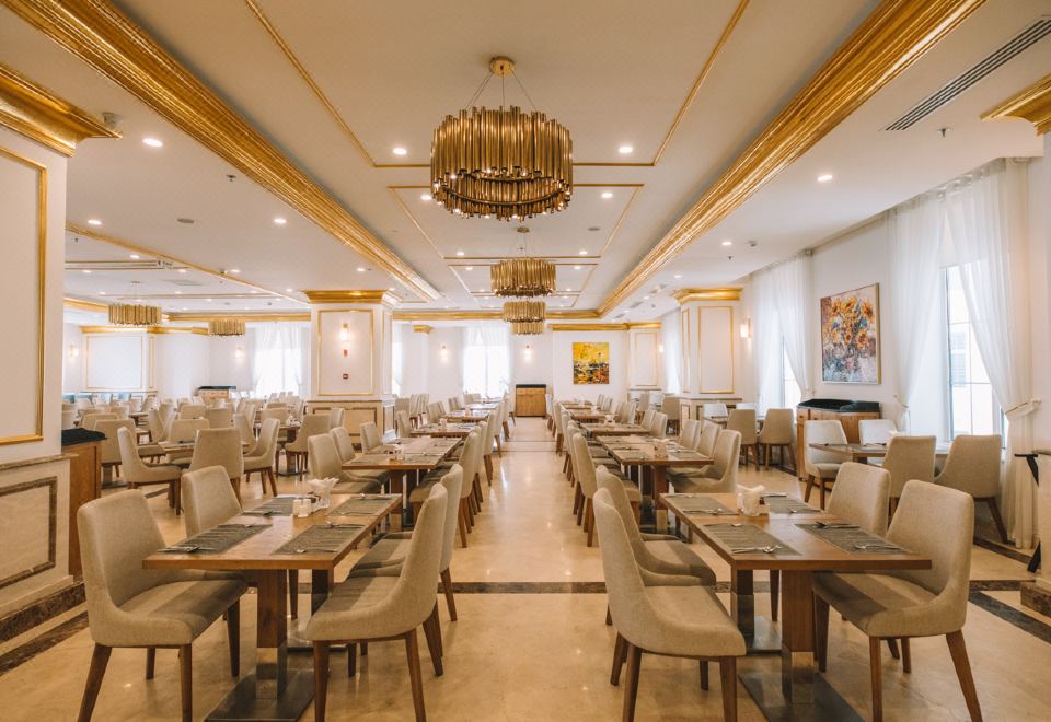 윈덤 다낭 골든 베이의 황금빛 인피니티 풀 전경