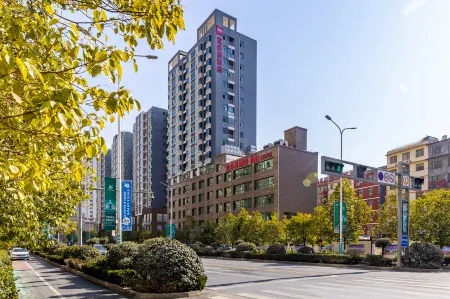 Ibis hotel(Longnan railway station store) Отели в г. Луннань