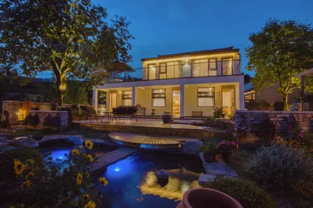 HUATING HOTEL Отели рядом с достопримечательностью «Sanyintan (The Three Hidden Pools)»