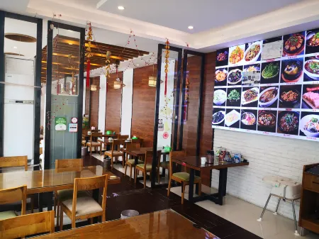 Huali Mingsu Hotel Отели рядом с достопримечательностью «The Guest-Greeting Pine»