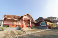 Lembur Incu Syariah Villa & Resto Hotel dekat Halal Mart Jambudipa Cisarua BandungBarat