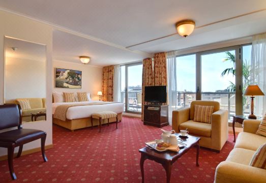 1. 티타니아 호텔..