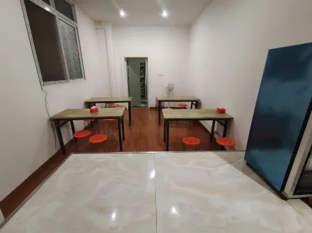 Zitong Aijia Business Hotel Отели рядом с достопримечательностью «Sichuan College of Culture and Art (Qiu Campus)»