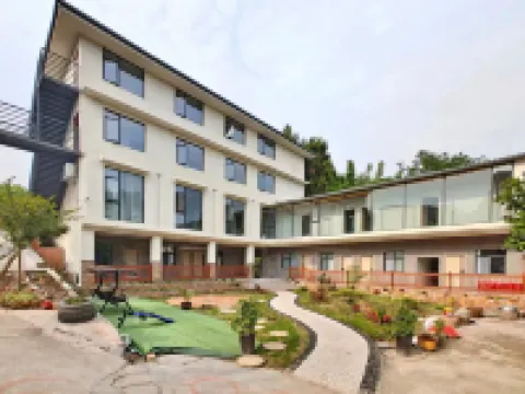 Yueting Lanshe Banshan Yazhu Hotel (Chengdu Tianfu International Airport)