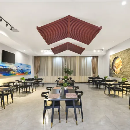 Vienna International Hotel (Hezhou Zhaoping Government Affairs Center)