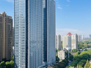 Quzhu Hotel (East Lake Branch of Wuhan University at street entrance)