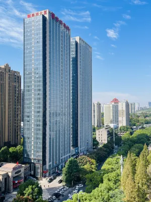 Quzhu Hotel (East Lake Branch of Wuhan University at street entrance)