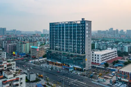 LIV Hotel (Guangzhou Baiyun Railway Station) Отели рядом с достопримечательностью «Zhangjiuling Jinian Park»