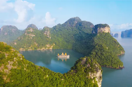 Peony Cruises Отели в г. Tuan Chau