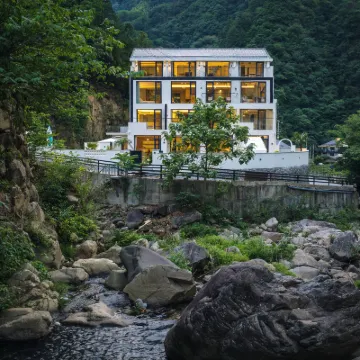 Jinxi Anji Canyon Creek Private Hot Spring Resort Stay Hotels near Zhebei Grand Canyon