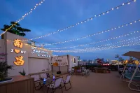 Firstchoice Sky Garden Hostel - Rooftop Pools