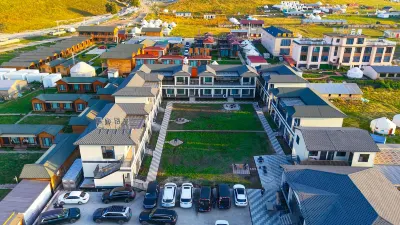 Hualangbieyuan Homestay (Mengkete Scenic Area) Hotels near Siqin's Camping Base