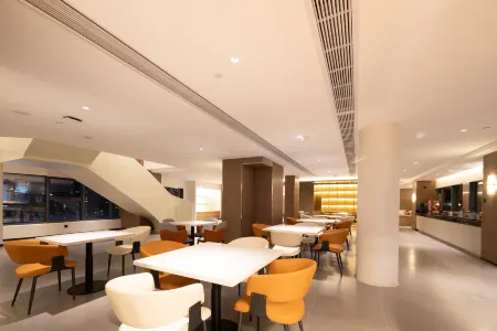 Bairan Private Hot Spring Smart Cinema Design Hotel (Xingyi Jushan Square Huijin Center) Отели рядом с достопримечательностью «Xingyi Normal University for Nationalities West Campus»