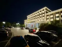Fenghuang Hotel - parking