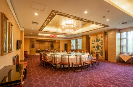 Blue Horizon International Hotel Отели рядом с достопримечательностью «Huanghe Sanjiaozhou Zoo»