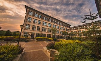 Fisher Island Holiday Hotel