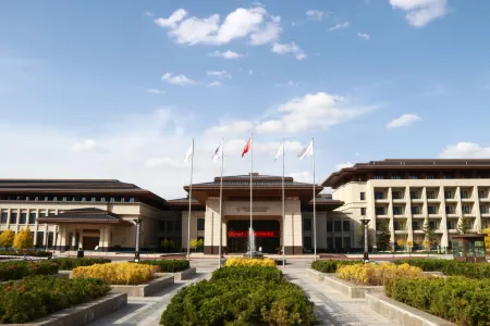 Gonghanglv Huanghe Pearl International Hotel Отели рядом с достопримечательностью «Yongjing Liujiaxia Konglong Museum»