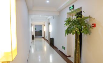 Shuai Guest Fashion Hotel (Huanggang Donghua Passenger Terminal)