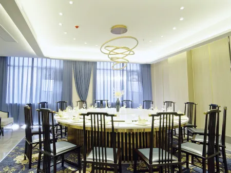 Yu Long Jin Hotel Отели рядом с достопримечательностью «Ezhou Polytechnic (Southeast to Fenghuang Subdistrict Office Lianhuashan Community Health Service Station)»