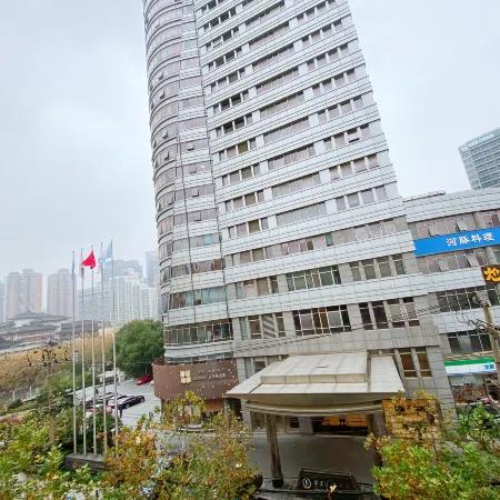 7Days Inn Chain Hotel (Shanghai Jiangning Road Subway Station Jade Buddha Temple) Отели рядом с достопримечательностью «Железнодорожный вокзал Шанхая»