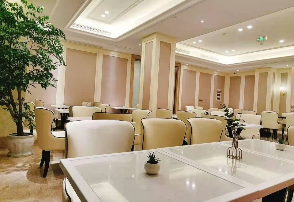 비엔나 호텔의 레스토랑에서 제공되는 조식 뷔페 사진