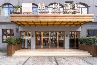 JAMES JOYCE COFFETEL Hotel  (Guling Street restaurant on Mount Lu Tramway platform)