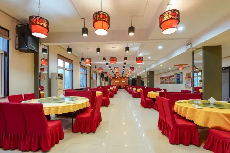 Vienna 3 Best Hotel (Anqing Yuexi) Отели рядом с достопримечательностью «Dabie Mountain Azalea Ecological Cultural Grand View Garden»