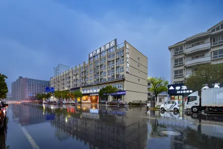 Yuelu Hotel Jiujiang (Jiujiang Lushan Cableway High-speed Railway Station) Отели рядом с достопримечательностью «Jiangxi Vocational College of Finance and Economics Balihu Campus»