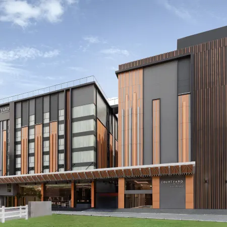 Courtyard by Marriott North Pattaya Отели рядом с достопримечательностью «Пляж Наклуа»