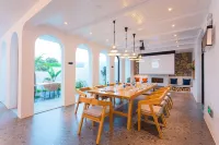 Roaming In Forest Resort Hotel - Bungalows
