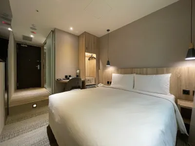 N HOTEL Các khách sạn gần Huaining Street